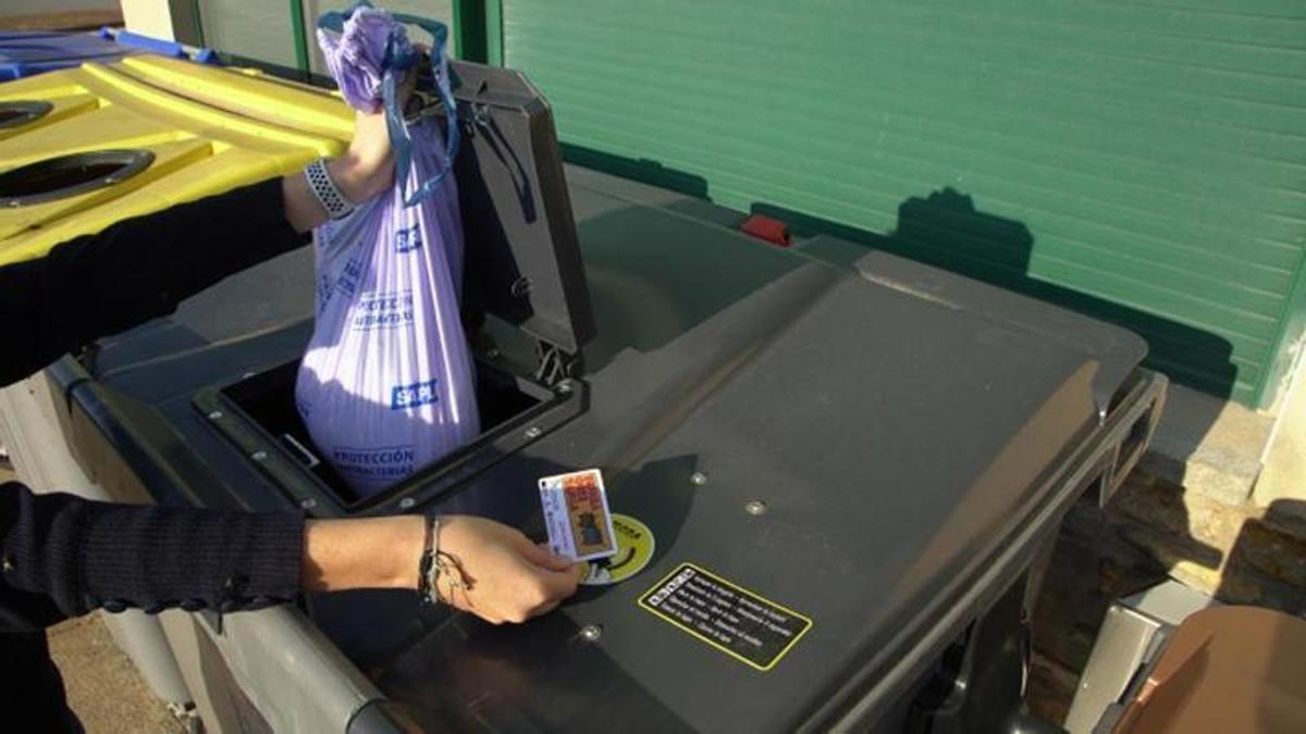 Un usuari accedeix amb la seva targeta al contenidor d’orgànica