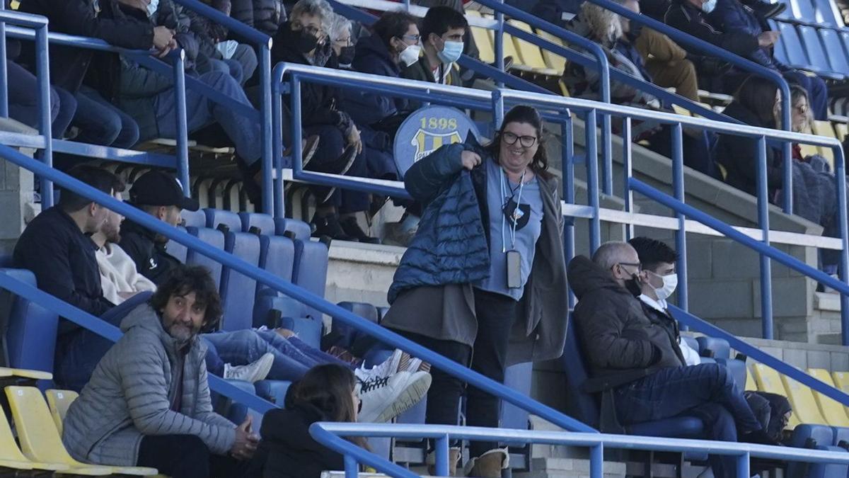 La presidenta del Costa Brava, Isabel Tarragó, a la llotja del Nou Estadi Palamós-Costa Brava. | MARC MARTÍ