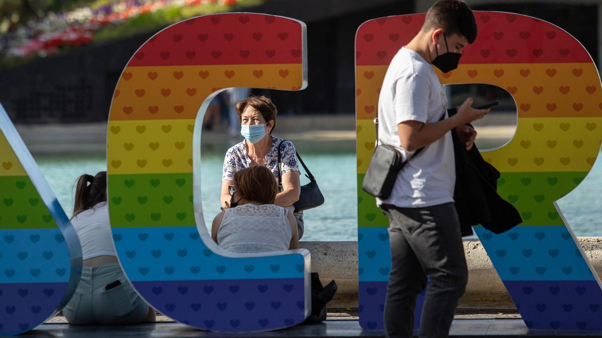 Varias personas con mascarilla pasean por Santa Cruz de Tenerife.