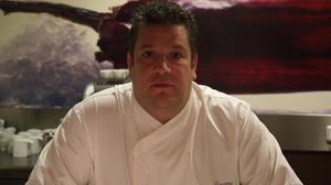 Víctor Quintanilla ens prepara una espatlla de porcell ibèric per a la temporada nadalenca