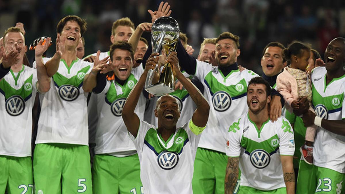 Los jugadores del Wolfburgo posan con el trofeo de la Supercopa tras ganar al Bayern en los penaltis