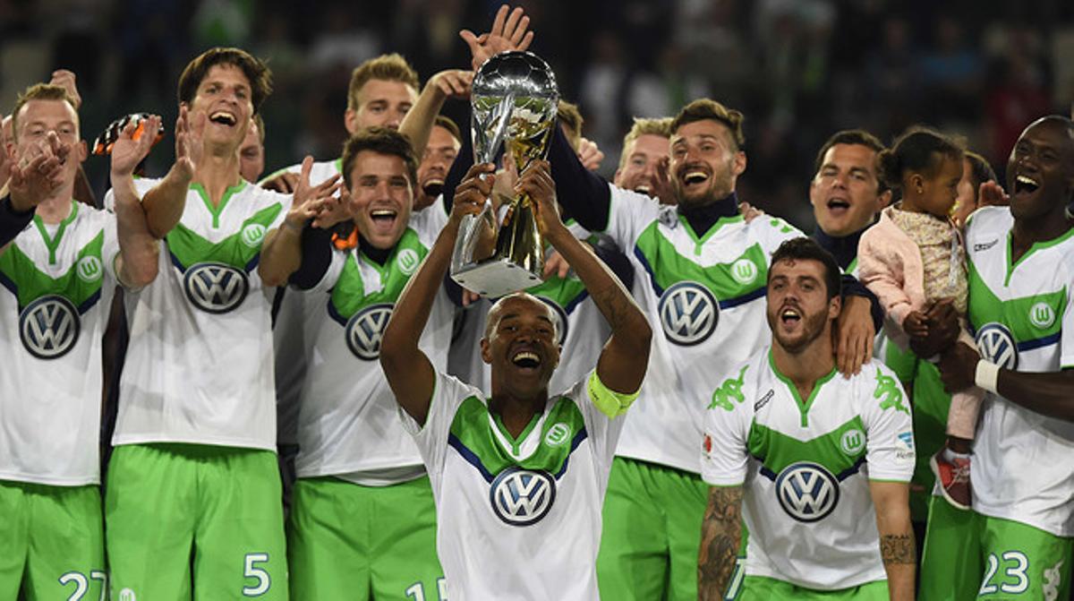 Els jugadors del Wolfburg posen amb el trofeu de la Supercopa després de guanyar el Bayern als penals.