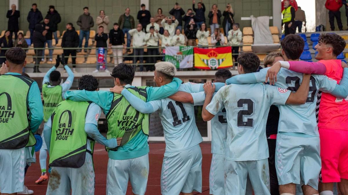 El Juvenil A del Real Beetis celebra la victoria ante el Oporto en las fases previas de la Youth League
