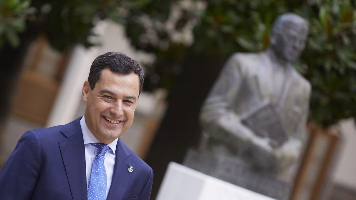 El presidente de la Junta, Juan Manuel Moreno, en la conmemoración del 137 aniversario de Blas Infante en el Parlamento andaluz.