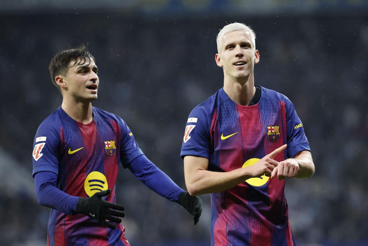 CORNELLÁ-EL PRAT (BARCELONA), 03/01/2026.- El centrocampista del Barcelona Dani Olmo (d) celebra su gol durante el partido de la jornada 18 de LaLiga entre el RCD Espanyol y el FC Barcelona, este sábado en el RCDE Stadium. EFE/Andreu Dalmau