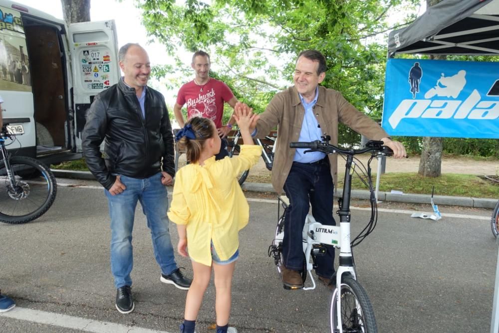 El alcalde de Vigo prueba su destreza sobre una BMX en la fiesta de la bicicleta de O Castro.