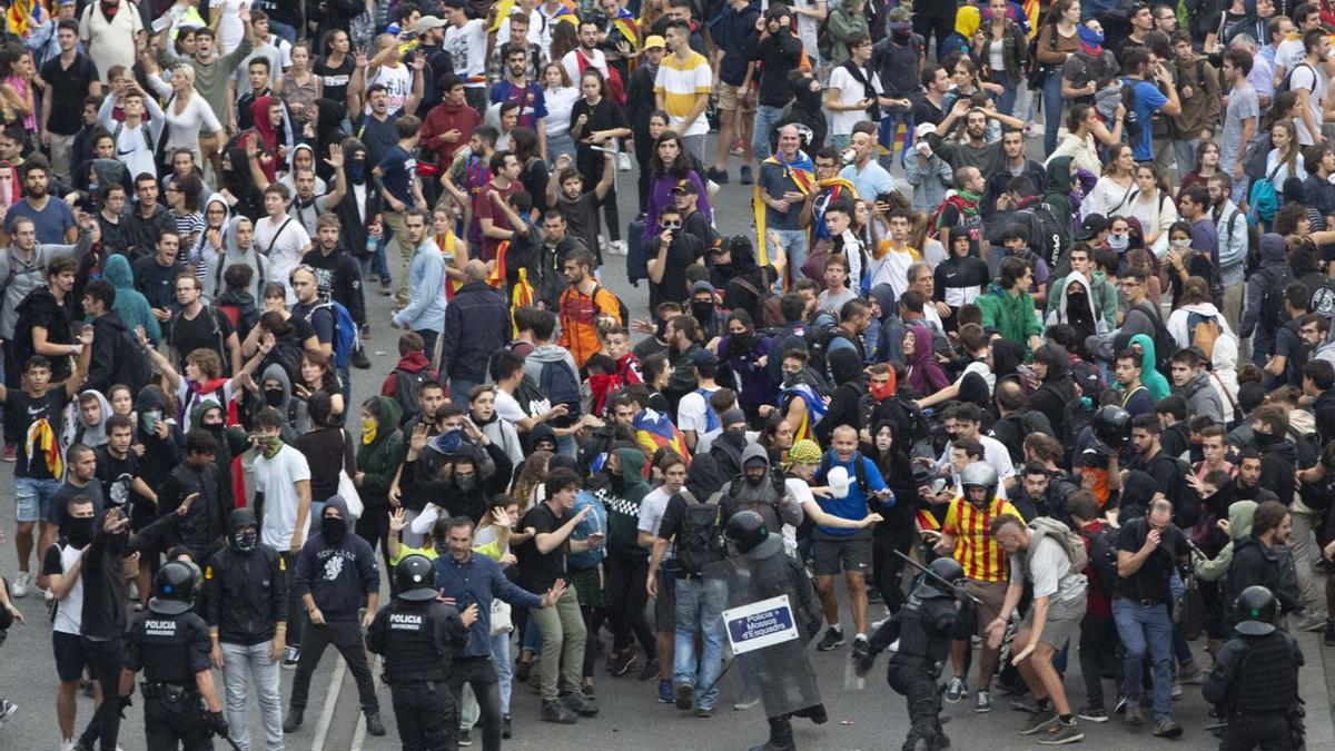 Protesta convocada per Tsunami Democràtic a l’aeroport de Barcelona, el 14 d’octubre del 2017. | ELISENDA PONS