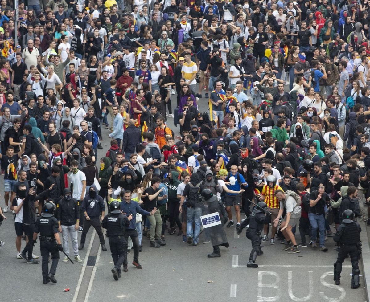 Protesta convocada per Tsunami Democràtic a l’aeroport de Barcelona, el 14 d’octubre del 2017. | ELISENDA PONS