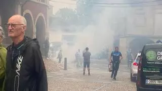 Alarma en Avilés por una furgoneta que ardió en plena calle