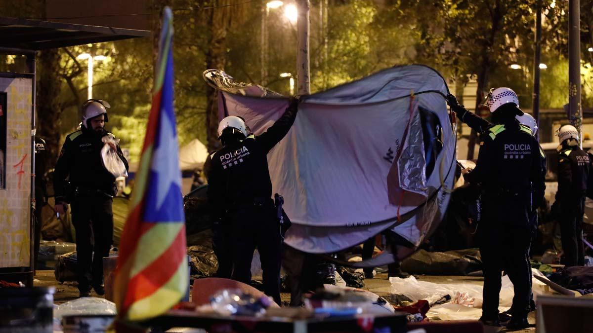 Así ha sido el desalojo de la acampada de plaza de Universitat de Barcelona