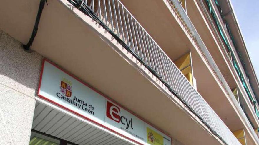 Una ciudadana sale de la oficina del Ecyl en Zamora.