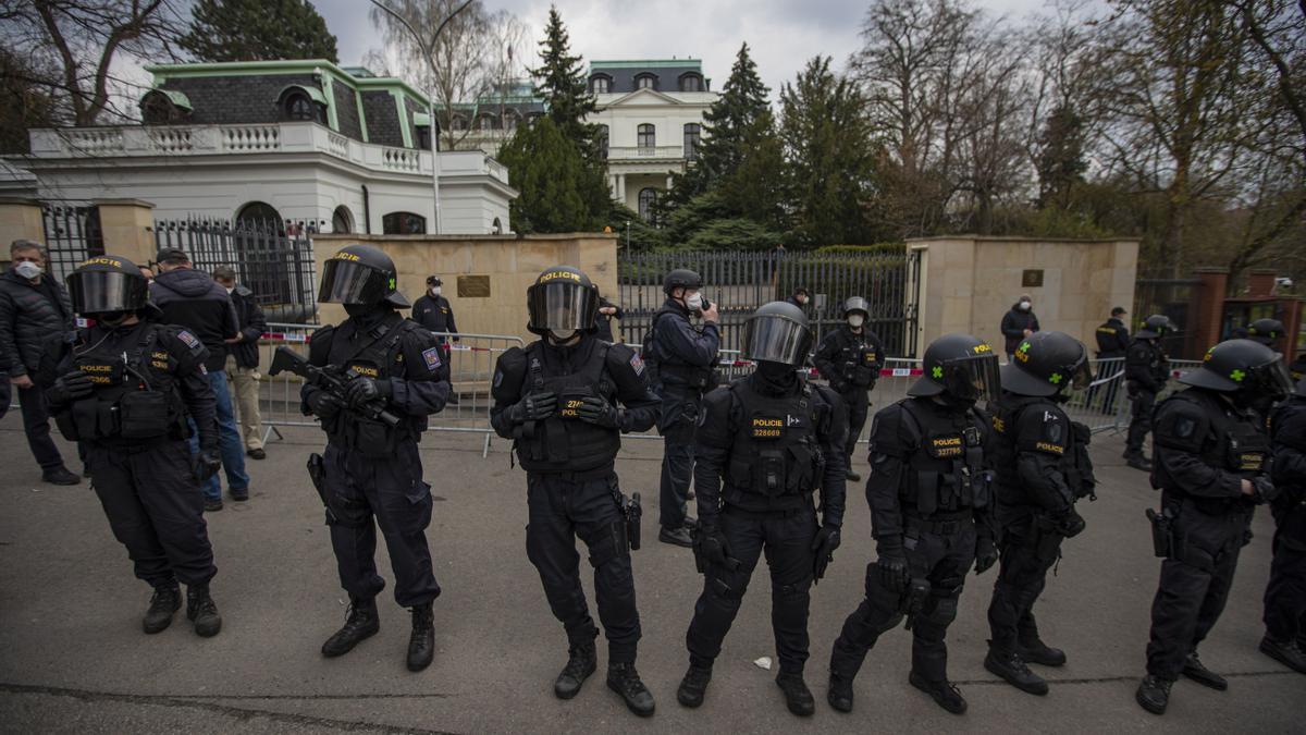 La policía blinda la embajada rusa en Praga.