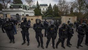 La policía blinda la embajada rusa en Praga. 