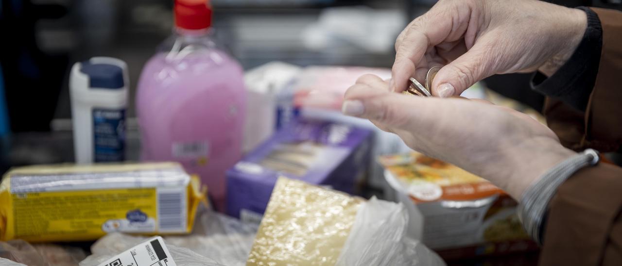 Barcelona 14/03/2023 . Economía Cesta de la compra carro de la compra inflación precios y consumo cesta básica En la foto, supermercado Caprabo en el barrio de Gràcia Fotografía de Ferran Nadeu