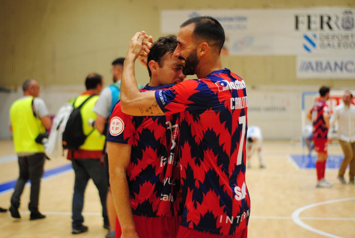 Gonzalo Castejón y Carlitos se abrazan tras el triunfo.