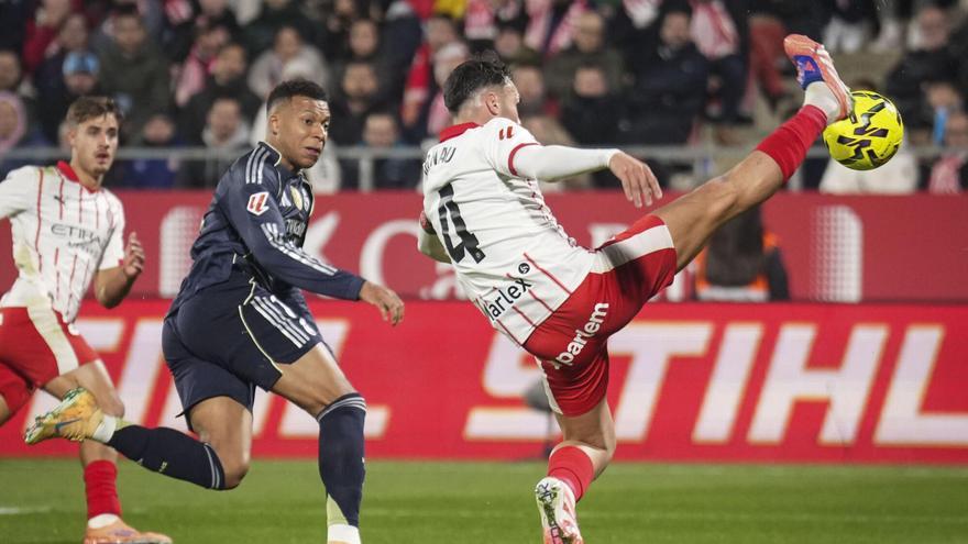 Arnau Martínez frena una ocasión ante Mbappé