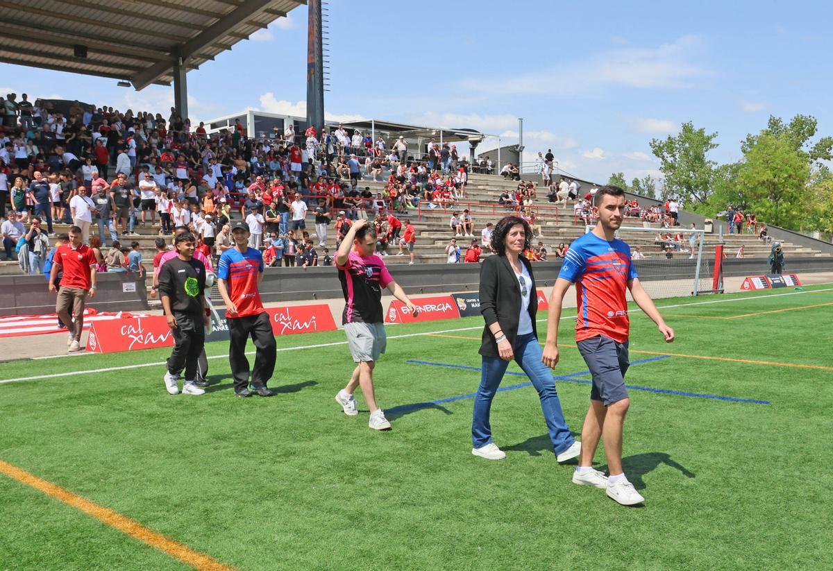 El Manresa guanya 4-1 contra el Badalona i amb la derrota del Cornellà ascendeix a Segona RFEF El Manresa guanya 4-1 contra el Badalona i amb la derrota del Cornellà ascendeix a Segona RFEF