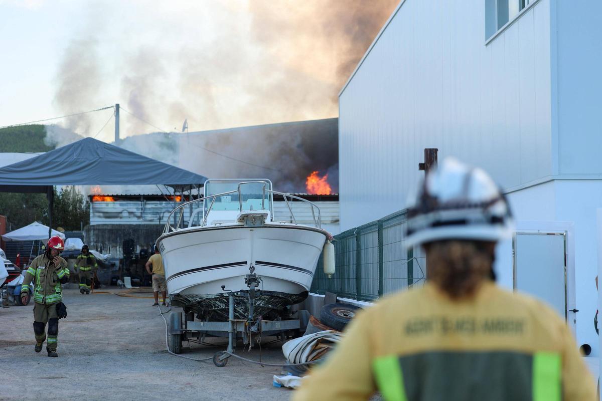 Galería: alarma por un incendio en la Fundació Deixalles de Ibiza Galería: alarma por un incendio en la Fundació Deixalles de Ibiza