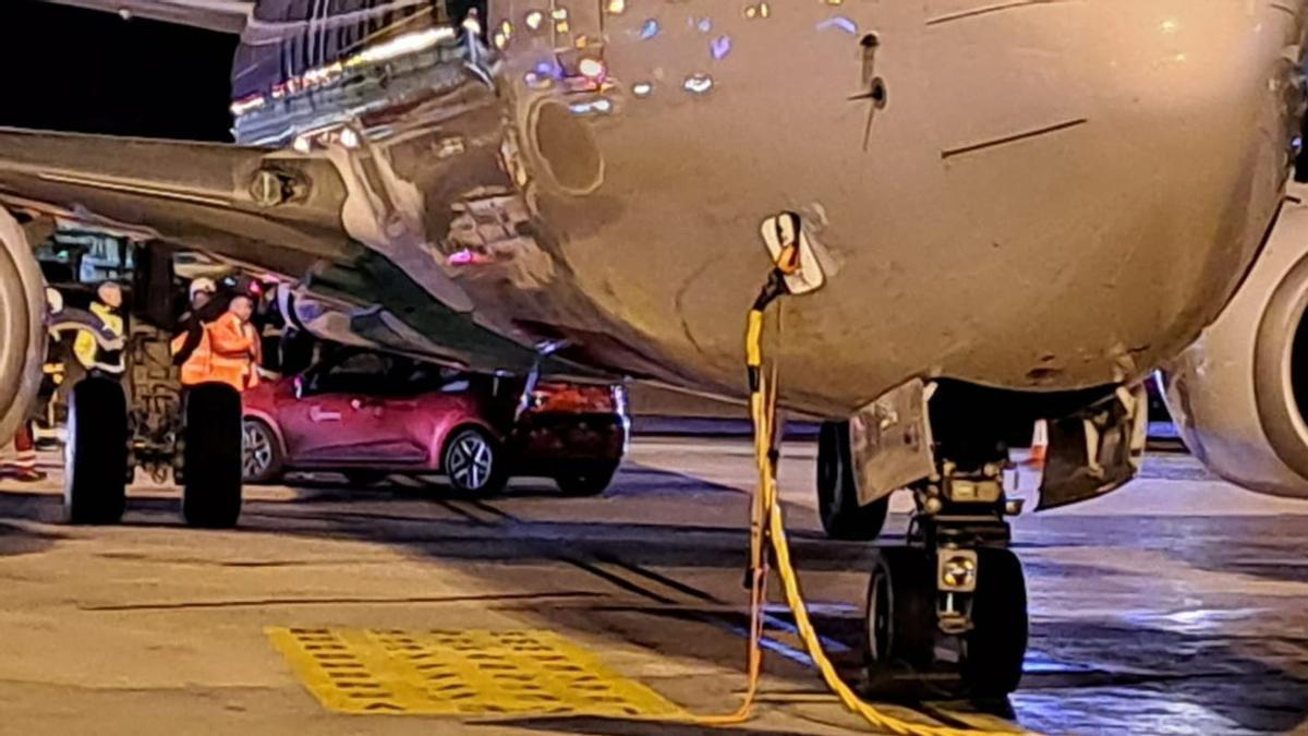 El vehicle atrapat sota un avió a l'aeroport del Prat de Barcelona