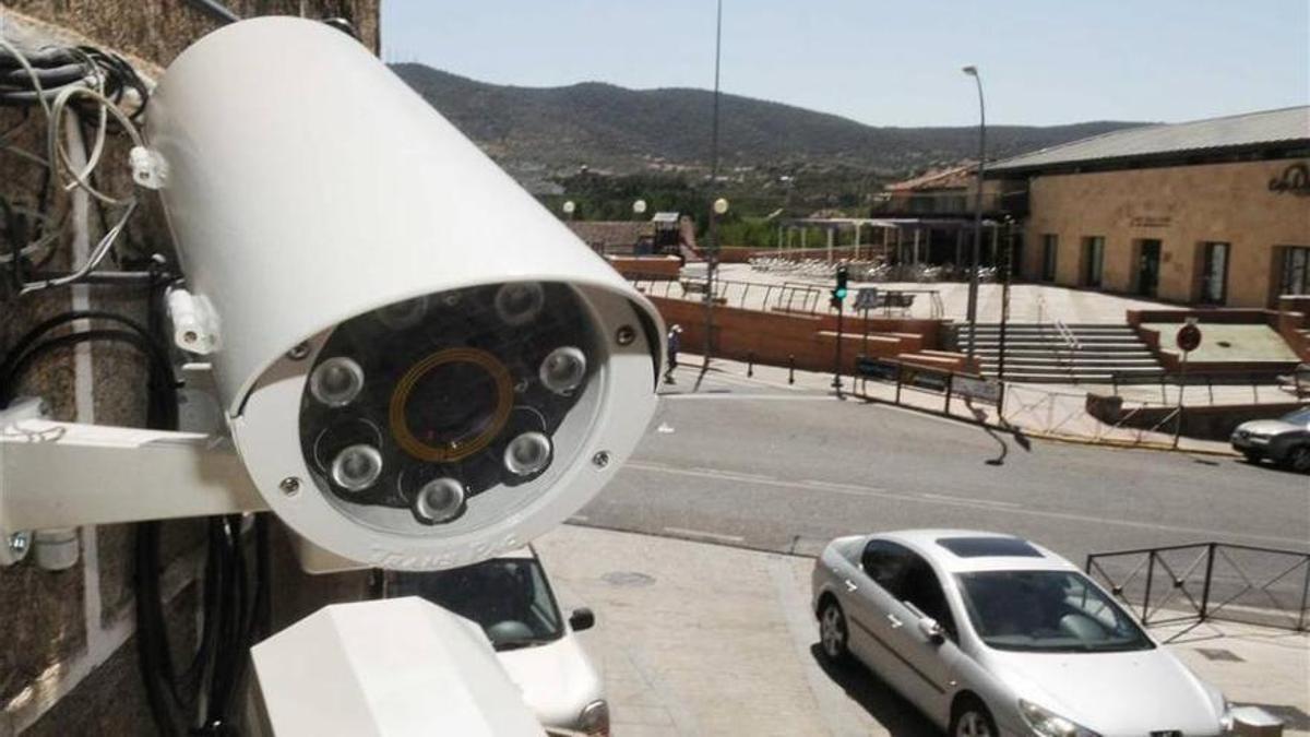 Cámara de vigilancia en la puerta Talavera de Plasencia, que actualmente no funciona.