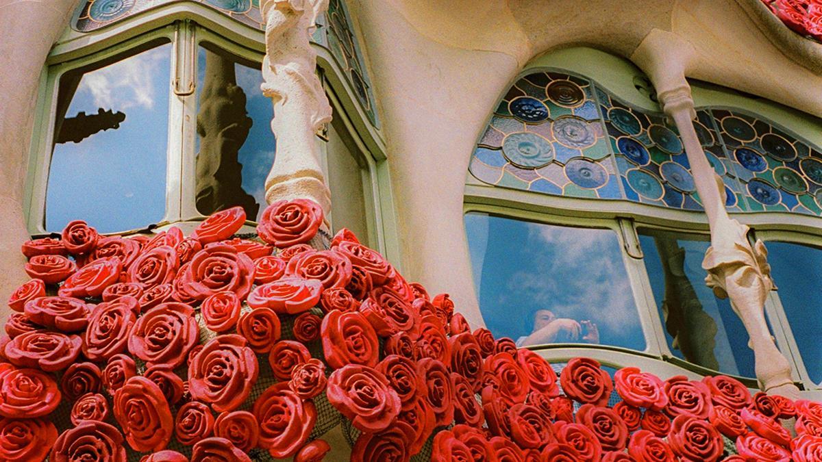 La fachada de Casa Batlló, uno de los iconos modernistas de Barcelona, se suma cada año al imaginario floral de Sant Jordi.