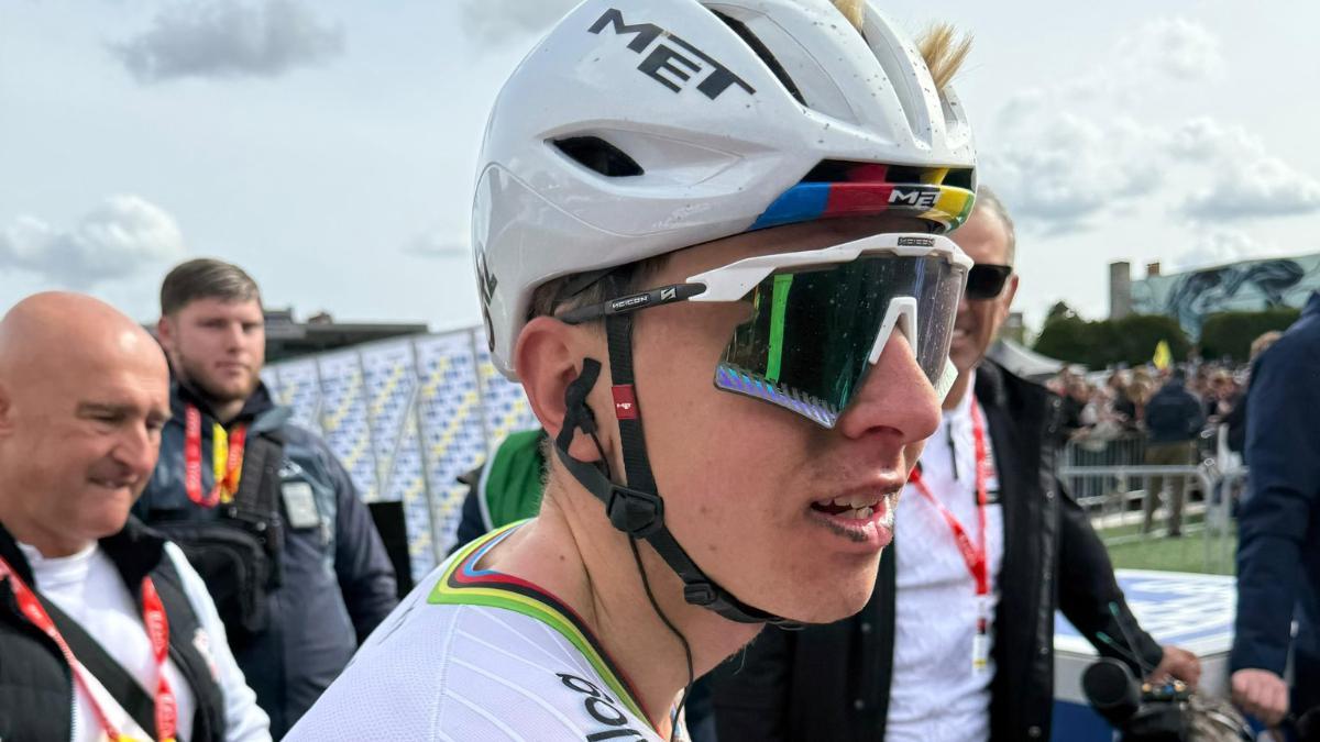 Tadej Pogacar, tras su paso por meta en la París-Roubaix
