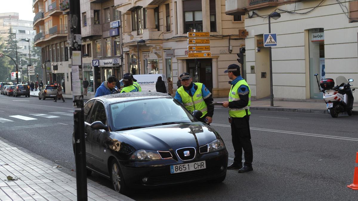 La Policía Municipal durante un control de alcoholemia