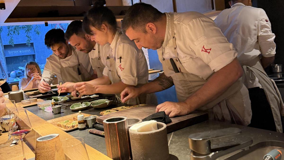 La barra de la Sosenga es un espectáculo y ofrece un menú degustación muy ajustado