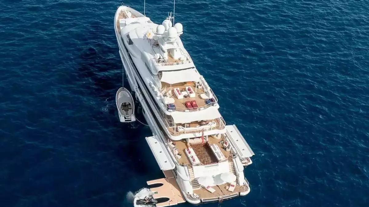 Así es 'Synthesis', el superyate del magnate multimillonario del póker que fondea en Ibiza