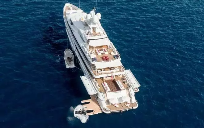 Synthesis, el superyate del magnate multimillonario del póker que fondea en Ibiza