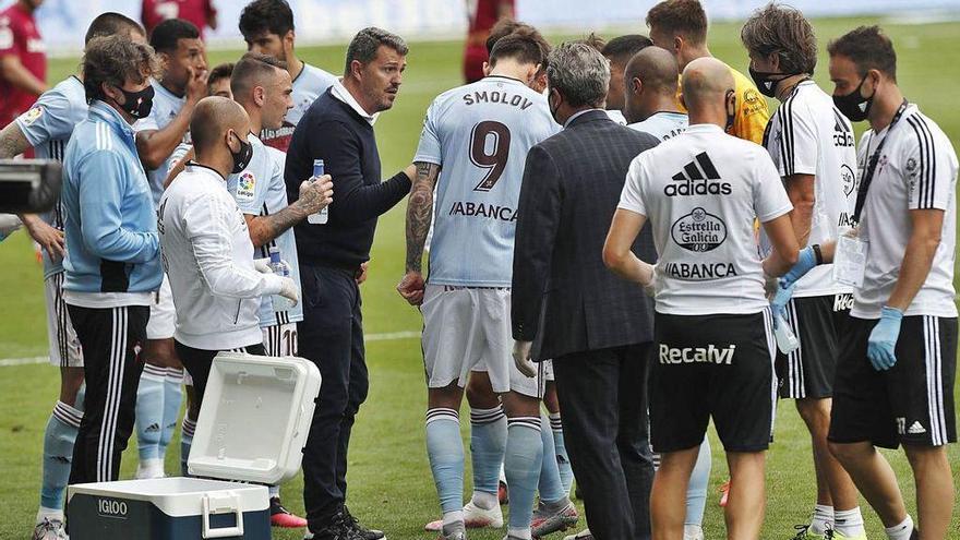 Óscar García da instrucciones a sus jugadores durante una pausa.