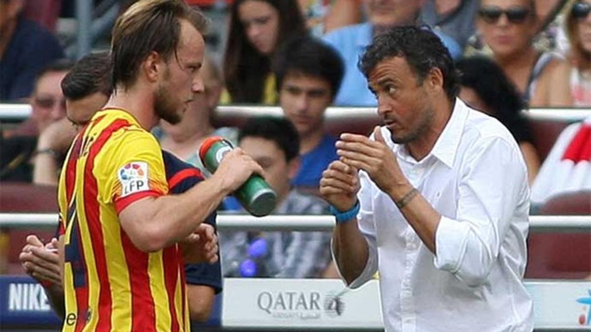 Ivan Rakitic recibe instrucciones de Luis Enbrique Martínez en el Barça-Athletic Club de la Liga BBVA 2014-15