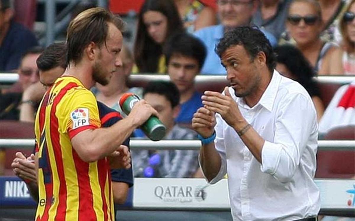 Ivan Rakitic recibe instrucciones de Luis Enbrique Martínez en el Barça-Athletic Club de la Liga BBVA 2014-15 Ivan Rakitic recibe instrucciones de Luis Enbrique Martínez en el Barça-Athletic Club de la Liga BBVA 2014-15