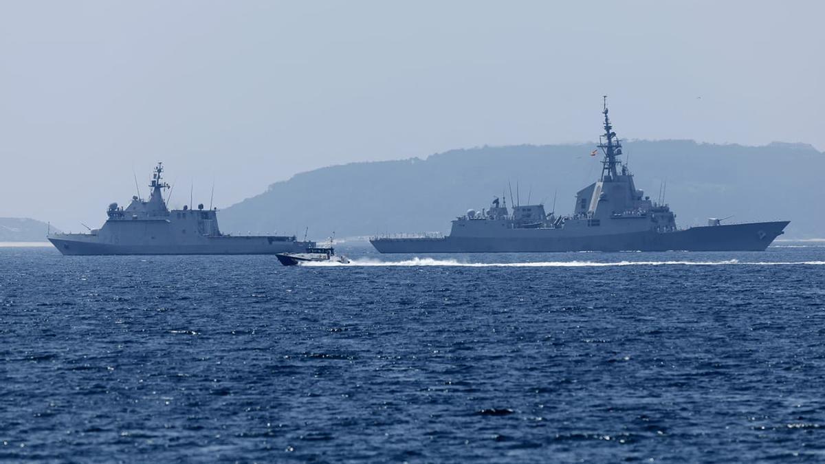 La parada naval de la Armada en la ría de Vigo, primer gran acto del Día de la Fuerzas Armadas