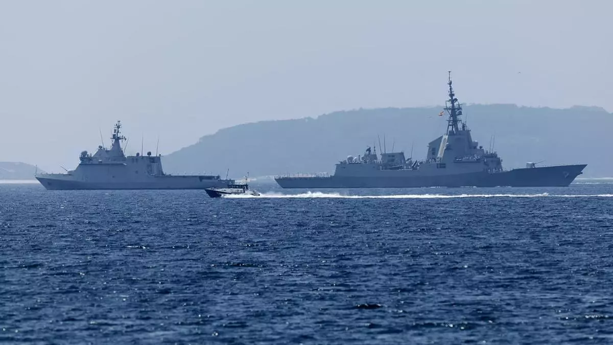 La parada naval presidida por el rey Felipe VI en Vigo: una demostración de músculo con las Cíes de fondo