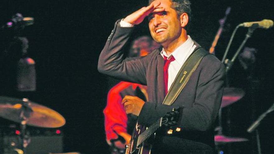 Jorge Drexler, ayer, mirando al público durante su actuación en el teatro Jovellanos.