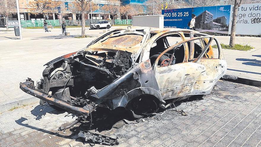 Otro coche accidentado y abandonado fue incendiado días después.