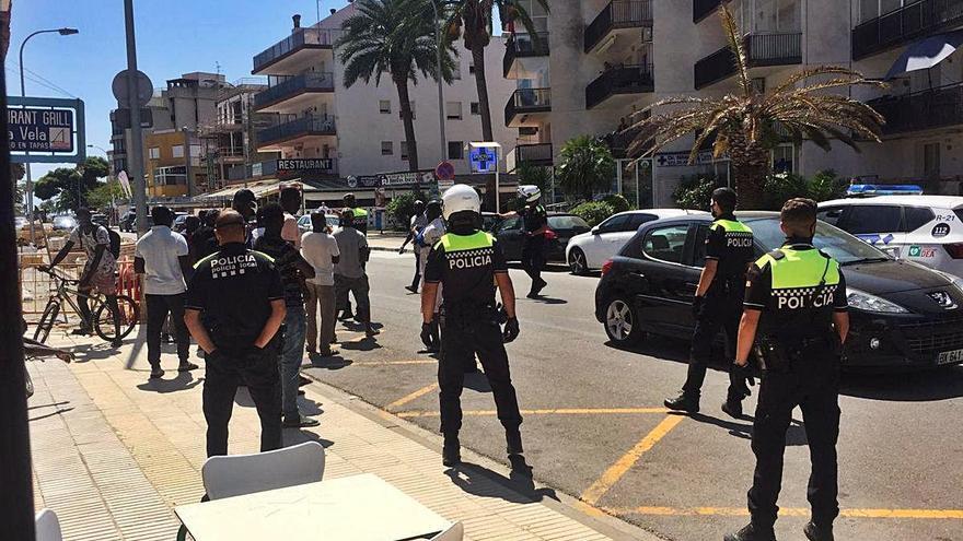 La Policia Local intervenint davant del bar amb els manters