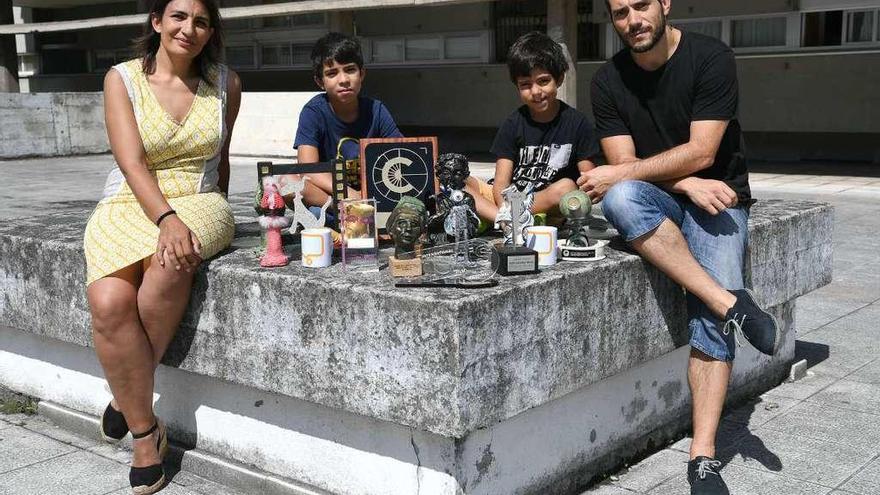Olga Osorio y Juan Galiñanes, con sus hijos, Teo y Óscar, en el Barrio de las Flores, con algunos de los premios que ha recibido el cortometraje &#039;Einstein-Rosen&#039;.
