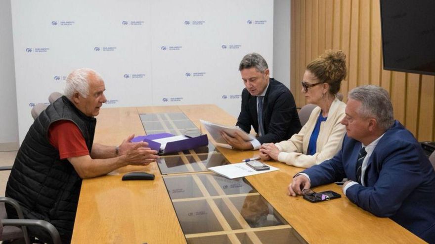 Balbino Barcia (iz.) con los diputados del PP, ayer en el Parlamento gallego.. | Fdv
