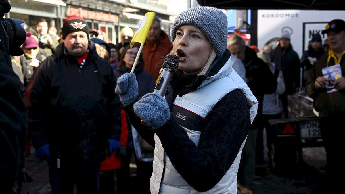 La presidenta del Partido Finlandés, Riikka Purra, se dirige a sus seguidores durante un mitin de campaña electoral en Tikkurila, Vantaa, Finlandia , el 1 de abril de 2023, antes de las elecciones parlamentarias finlandesas del 2 de abril. (Foto de Antti Aimo-Koivisto / LEHTIKUVA / AFP) / Finlandia AFUERA