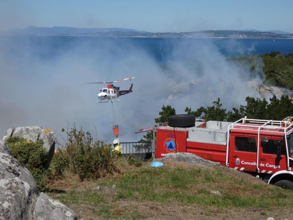 Las exhaustas labores de extinción del incendio de Cangas. // S. Álvarez