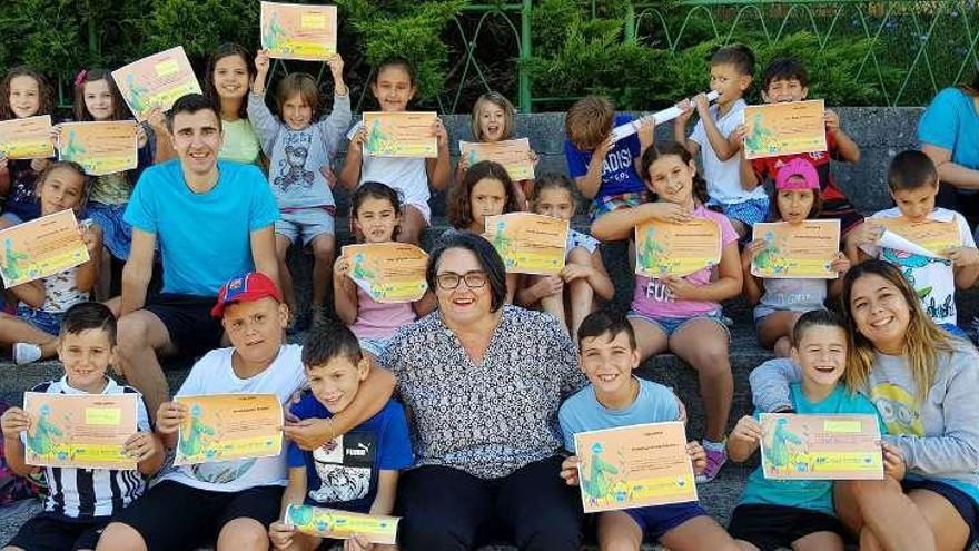 La concejala Soledad Girón con parte de los niños participantes en el campamento. // D.P.