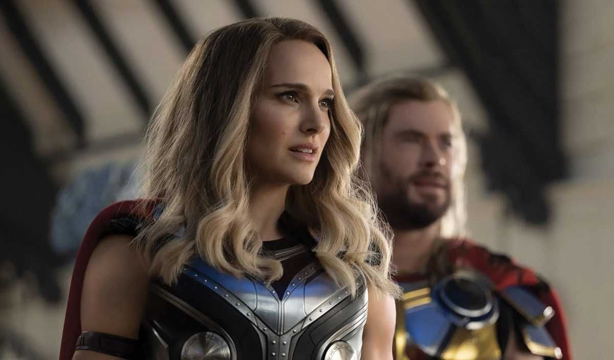 Natalie Portman y Chris Hemsworth, en una imagen de 'Thor: Love and thunder'