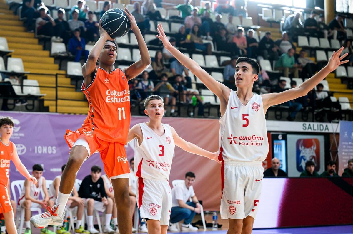 Yorgos Monama, en un lanzamiento a canasta en el debut del Valencia Basket en la Minicopa