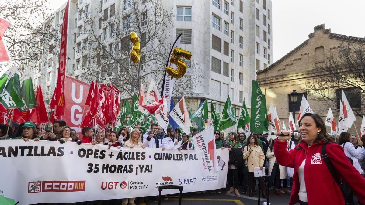 Concentracion de sanitarios ante la Conselleria de Sanidad para reclamar las 35 horas en enero de 2026.