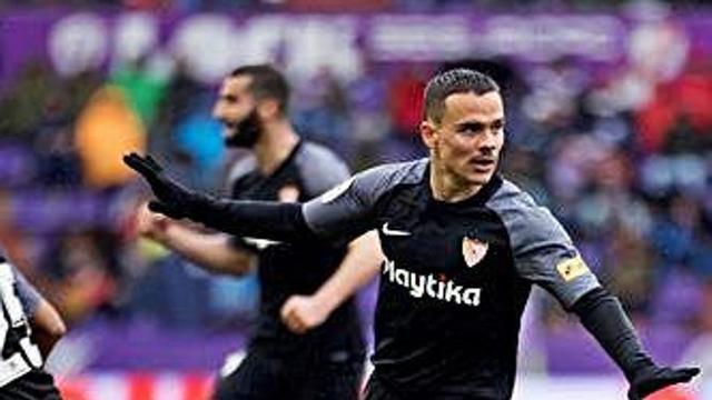 Roque Mesa celebra su gol ante el Valladolid.