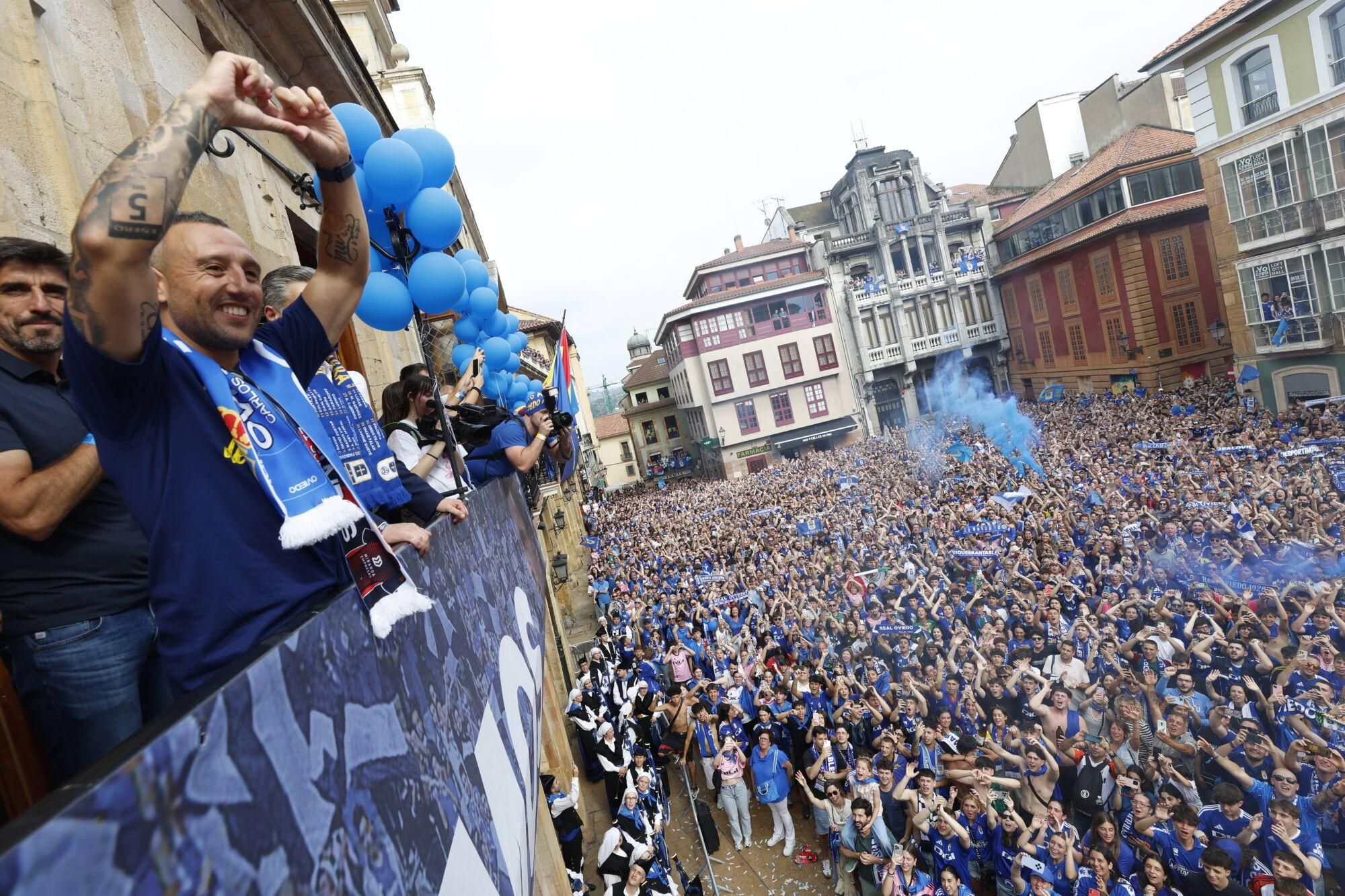 Locura azul en las calles de Oviedo para celebrar el ascenso del equipo a Primera División