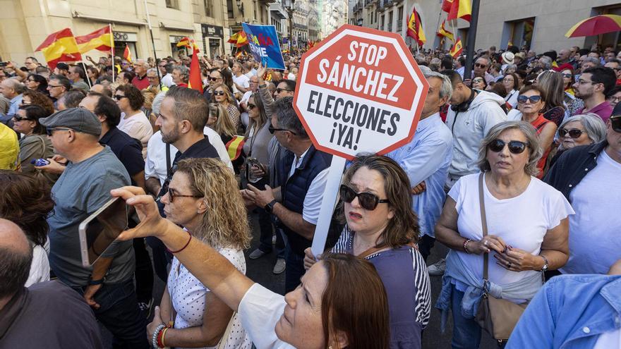 Miles de personas claman en Alicante contra la amnistía: &quot;Sánchez a prisión&quot;