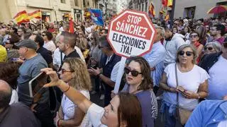 Miles de personas claman en Alicante contra la amnistía: "Sánchez a prisión"